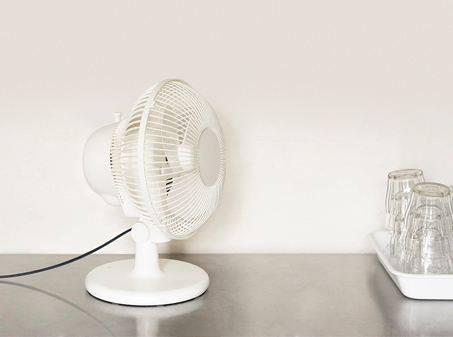 これならオフィスで使えそう！　デスクに置いて涼しめるシンプルスタイルの扇風機