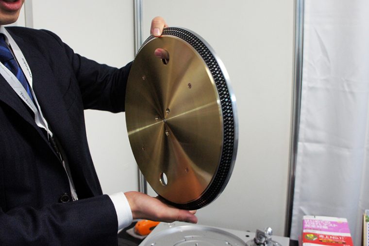 ↑重量感のあるターンテーブル