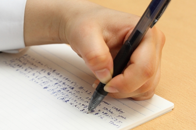 涙ぐましいまでの努力を見よ！　調査でわかった左利きの「なるほど！」な苦悩とは？