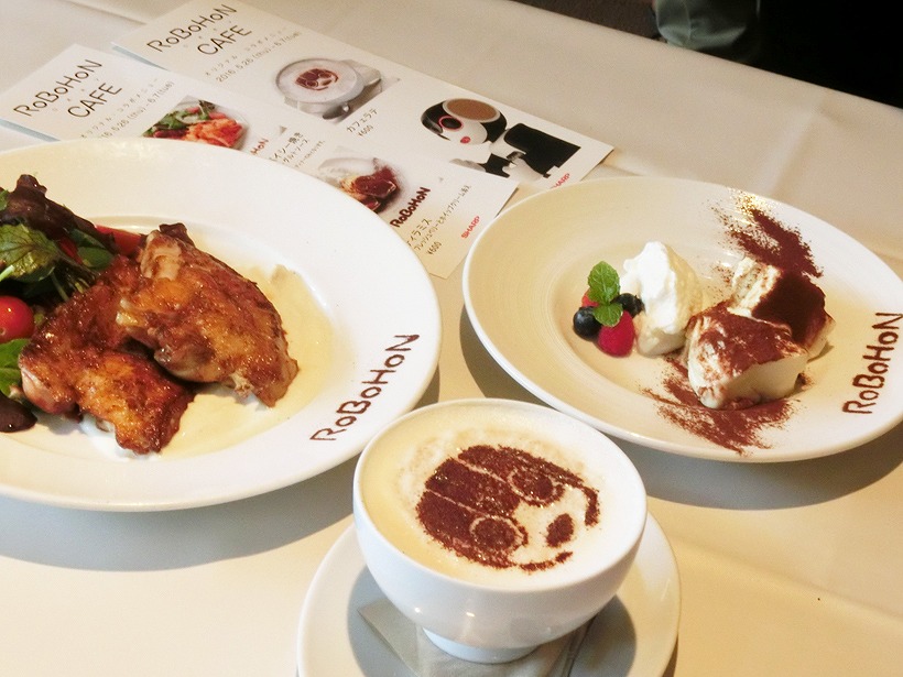 ↑ロボホンのオリジナル・コラボメニュー。ひな鶏のスパイシー焼き(1700円)、ティラミス(600円)など