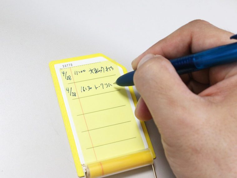 ↑滑り止めのおかげで、机に置いて片手で書いても位置がずれない