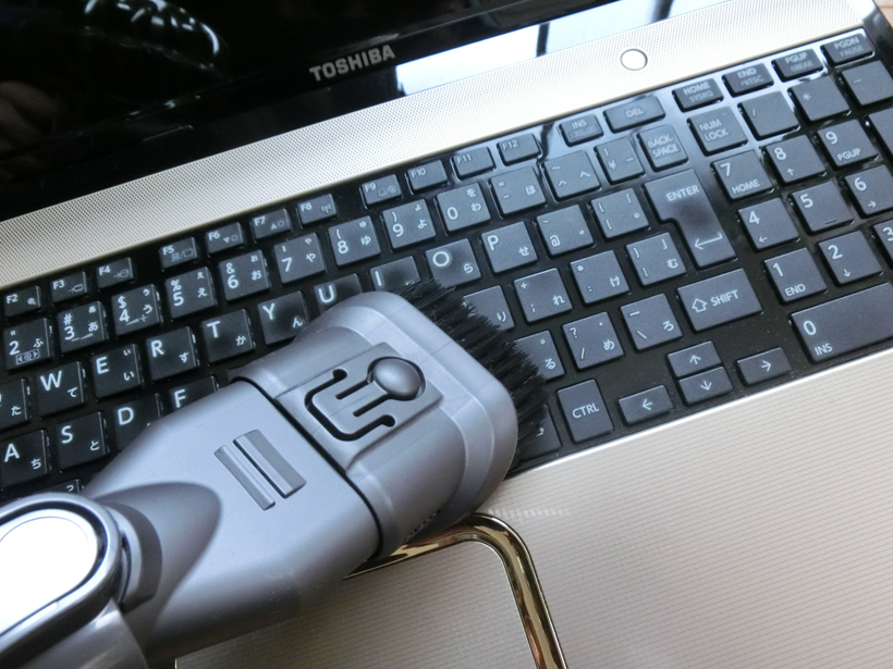 ↑先端に柔らかいブラシがついたコンビネーションノズルは、キーボードの掃除にもぴったり