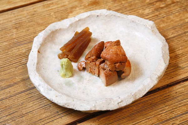 ↑「鮟肝(あんきも)の旨煮」(650円)。奈良漬けとあんきもが生む絶妙なハーモニーに、日本酒が止まらなくなること間違いなし!