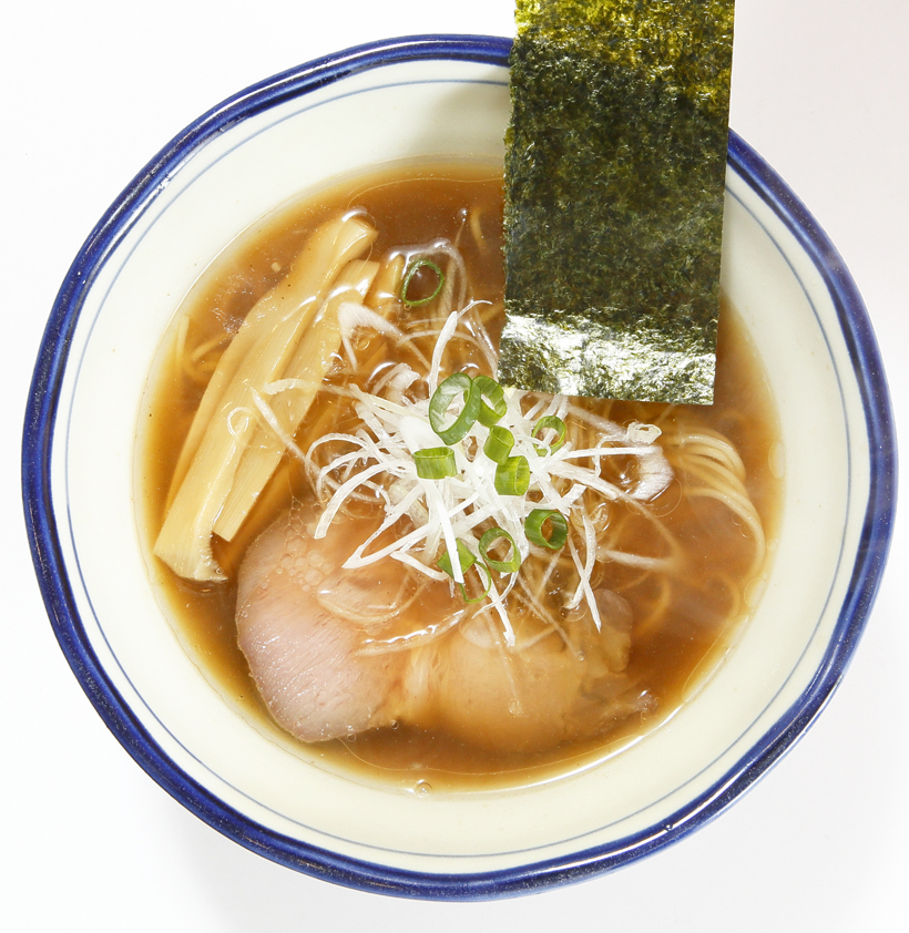 ↑塩らーめん(780円)。醤油と塩で風味の異なる小麦を使った麺を 合わせる。インパクトのある表面的な味わ いではなく、奥深さに感動させられる一杯。