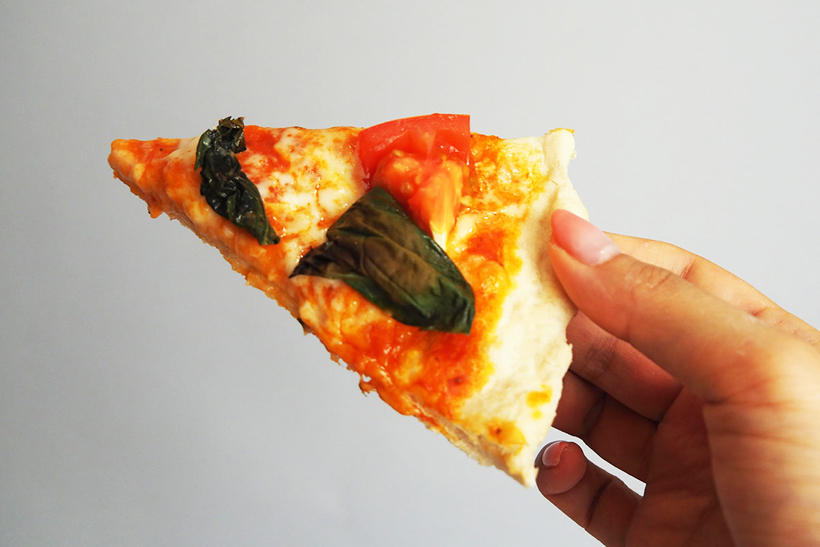 ↑ピザ表面のチーズはトロトロで、トマトもジューシー。なのに、生地部分はサクッと香ばしく焼きあがりました。耳の太い部分もモチモチでおいしい!
