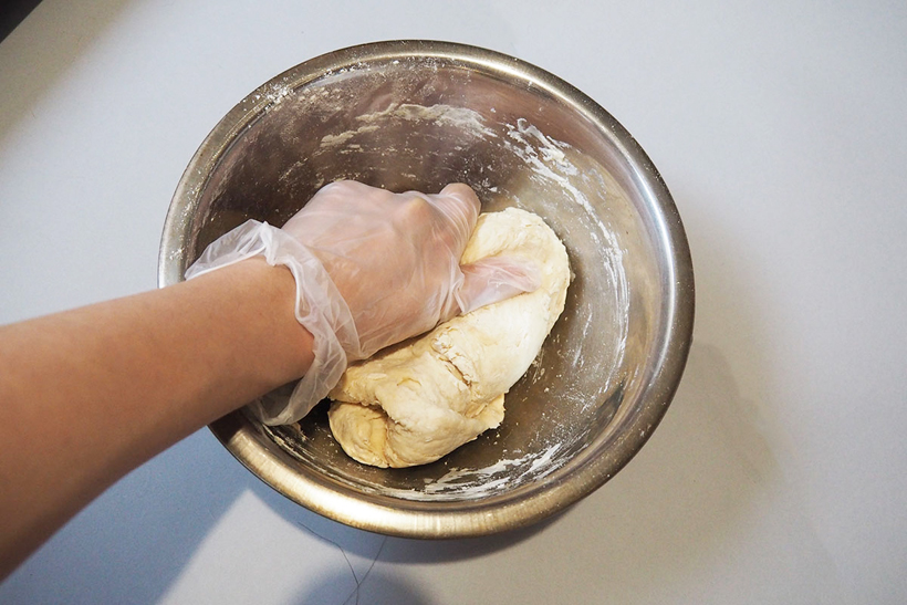↑まずは付属レシピブックの通りに生地作り。材料を全部混ぜて捏ね、発酵させます。生地は市販のピザクラスとでも良いですが、自家製だと大きさを自分で決められるメリットがあります
