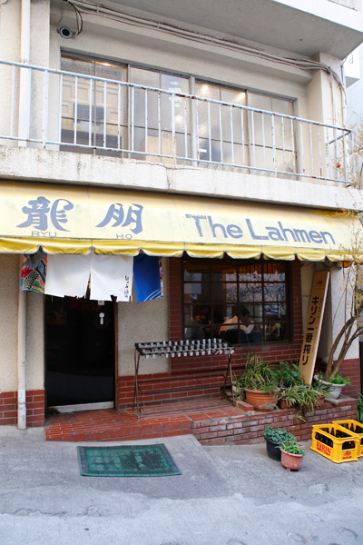↑「最初は澄んだスープだったけど、競馬で大負けしてヤケクソでこの味 を考えた」と笑顔で話すマスター
