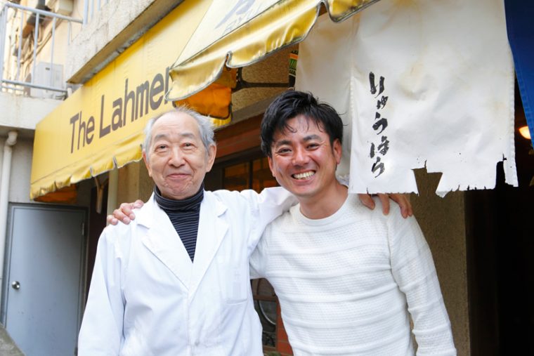 ↑「最初は澄んだスープだったけど、競馬で大負けしてヤケクソでこの味 を考えた」と笑顔で話すマスター