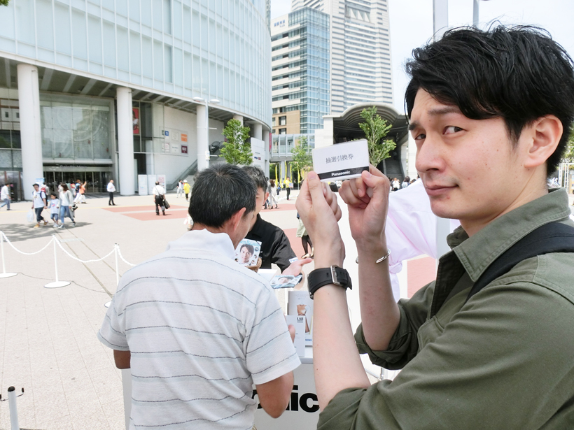↑GetNaviの家電担当、青木が抽選に臨みます