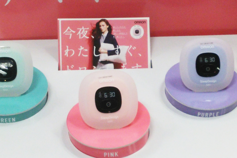 オムロンからキュートな“眠りのインストラクター”が登場！　リラックスを促しアドバイスも行う「ねむり時間計」とは