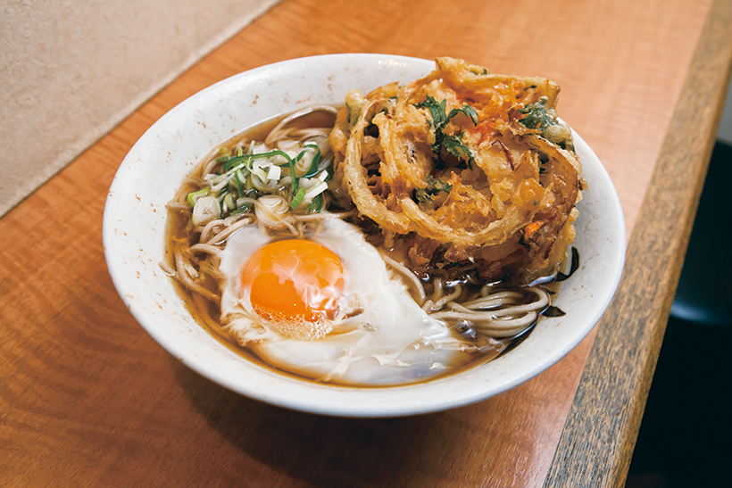 【昼は立ち食いそば】「つゆ」も「おかみさん」も優しさに溢れる「神楽坂そば」はTHE・おふくろの味