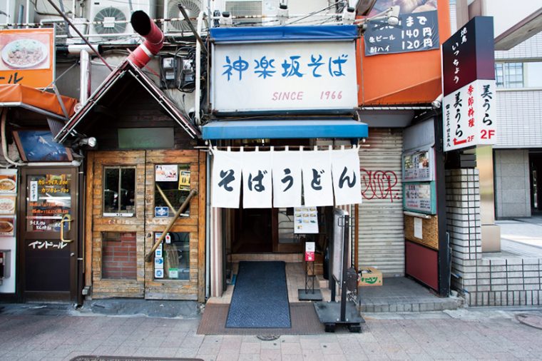 ↑真っ白なのれんが目印。夜は息子さんが営業するワインバーに