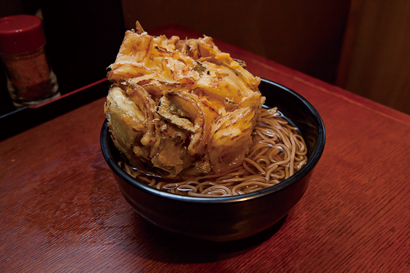 【昼は立ち食いそば】このボリュームで370円!? 立ち食いファンの支持を集める日本橋・よもだそばの「特大かき揚げ」に迫る