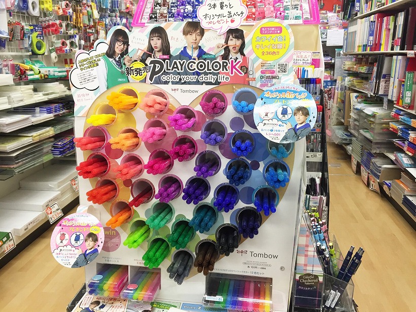 ↑全36色の店頭展開。ターゲットは間違いなく女子