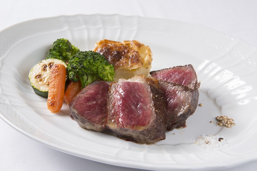 ↑正式名称は「熟成牛ステーキ」。サイズは180gで、昼は4530円、夜は5832円から楽しめる