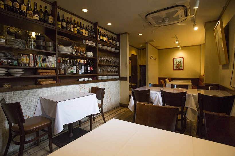 ↑イタリアの食堂を彷彿とさせる店内。温かみあふれる18席の空間です