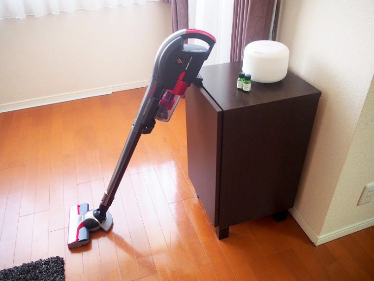 ↑ホルダー部はゴム素材でできていて、家具などに立てかけることもできる