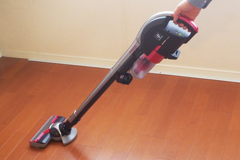 【レビュー】掃除機は持つだけの時代が到来!?　勝手に進むシャープの新スティックが快適すぎる！