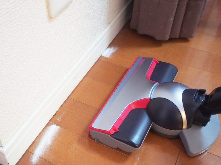 ↑壁際のゴミも前面を押し当てたところ、一度ですっきりキレイになっている