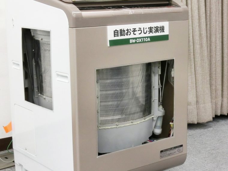 ↑槽を除菌し、黒カビを抑える「自動おそうじ」機能搭載。槽上部から水を流してしっかり洗います