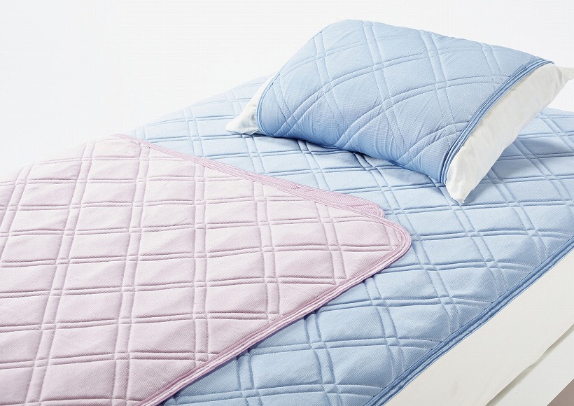 ↑クールタッチ 冷感パッドシーツ/10800円、冷感ピローパッド/4320円