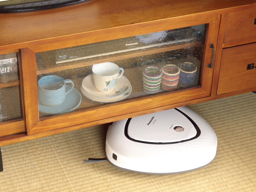 ↑家具の下もしっかり掃除。ロボット掃除機を使っててよかったあ、と実感する瞬間です