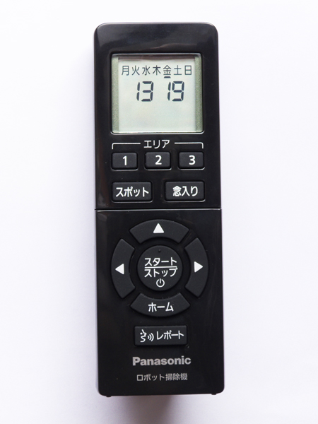 ↑操作はリモコンで行ないます。ボタンは大きくて押しやすく、日本語表示でわかりやすいです