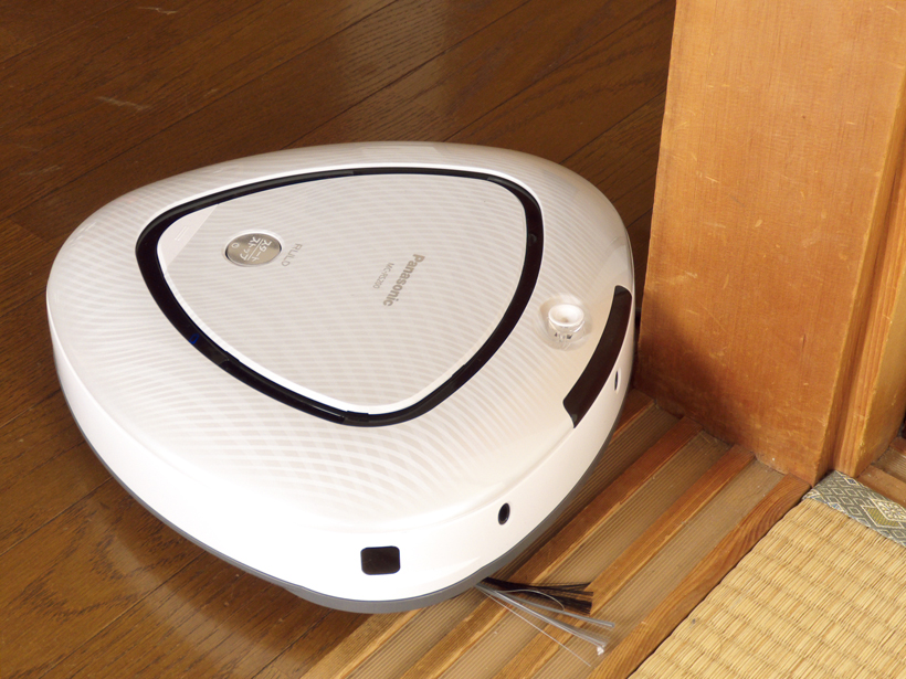 ↑柱や椅子の脚などには、コツンとぶつかってしまうことも。ちなみに、このくらいの敷居なら楽々乗り越えてくれます