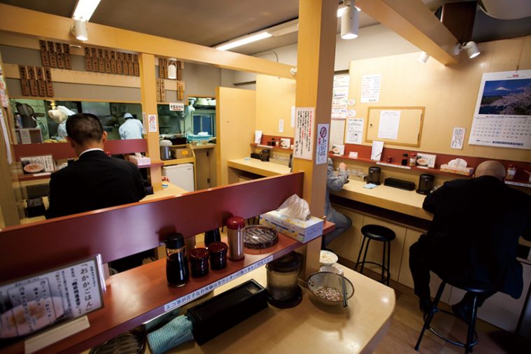 ↑店内は立って食べるのが基本だが、11時~13時以外の時間帯には若干数の椅子が出される