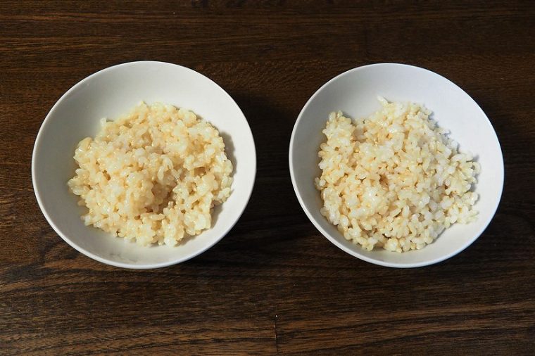 ↑一般的な炊飯器で炊いた玄米(写真左)と、NJ-AW107で炊いた玄米(写真右)。左は表面にべチャッとした粘りがあるものの、中が少々硬くモソモソとした食感。NJ-AW107は表面にザラつきはあるものの、中まで柔らかで食べやすい