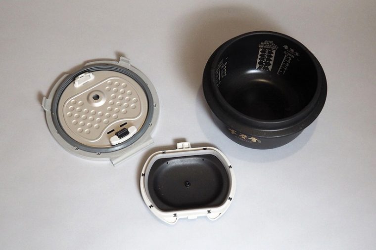 ↑使用後に洗う必要があるのは、内釜と放熱板(内ブタ)のみ! ちなみに、新モデルでは火力がアップしたため、「吹きこぼれ」防止のために内ブタは2重構造になっています。この独特な形状で炊飯中の気泡を素早く破裂させるのだとか