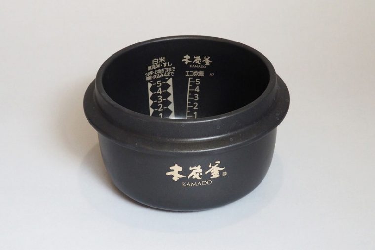 炭製の内釜は、かまどと同じ羽根のある「羽釜形状」を採用。上部空間ができることで「吹きこぼれ」が少なく、連続して激しい沸騰を続けられます