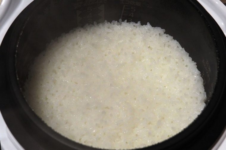 ↑炊飯直後の様子。ところどころにカニ穴も見えますが、かなり柔らかめ。炊飯後の「ほぐし」は、粒をつぶさないように慎重にする必要がありました