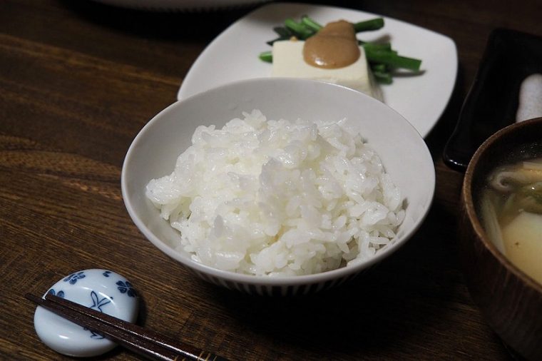 ↑炊飯直後は柔らかすぎ?と感じましたが、茶わんによそうと表面に張りがあるのがわかります。一粒一粒がツヤツヤと輝いている!