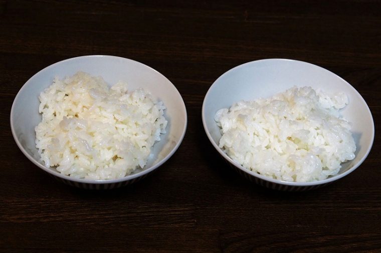 ↑12時間保温した後のご飯を比較してみました。左は一般的な2万円台の炊飯器、右がNJ-AW107の「たべごろ保温」を使ったもの。左のほうが少々黄色く変色しています