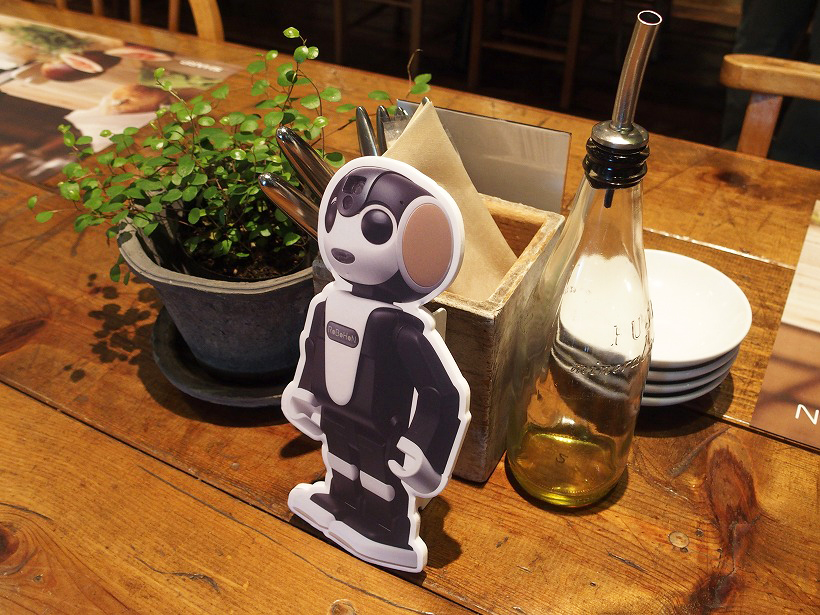 ロボホンに会いに行くなら今！　あの有名カフェが期間限定でロボホン一色に！