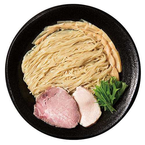 ↑塩つけめん(800円)。沖縄の「粟国の塩」と「福塩」をブレンドしたタレは、つけ汁のうまみを引き立たせる。透明感がありながら味わい深いのが特徴だ