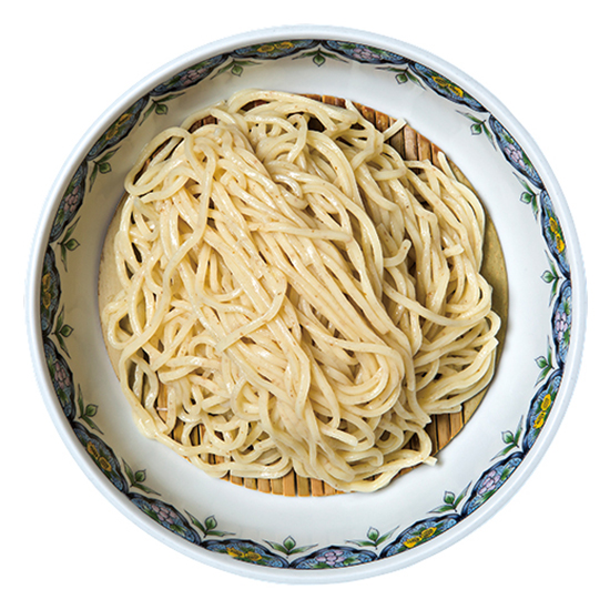 ↑麺は、2年ほど前から試 行錯誤しながら自家製 に切り替えた。麦が香 る全粒粉の素朴な麺は、 添加物が入っていない ので身体に優しい