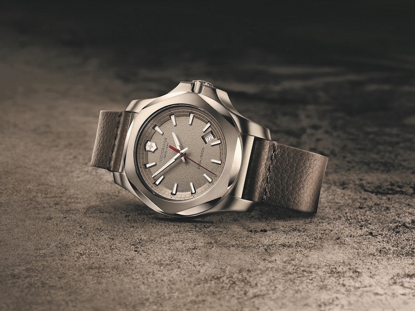 made in swissの超タフウオッチI.N.O.X.から超タフレザー仕様が登場！