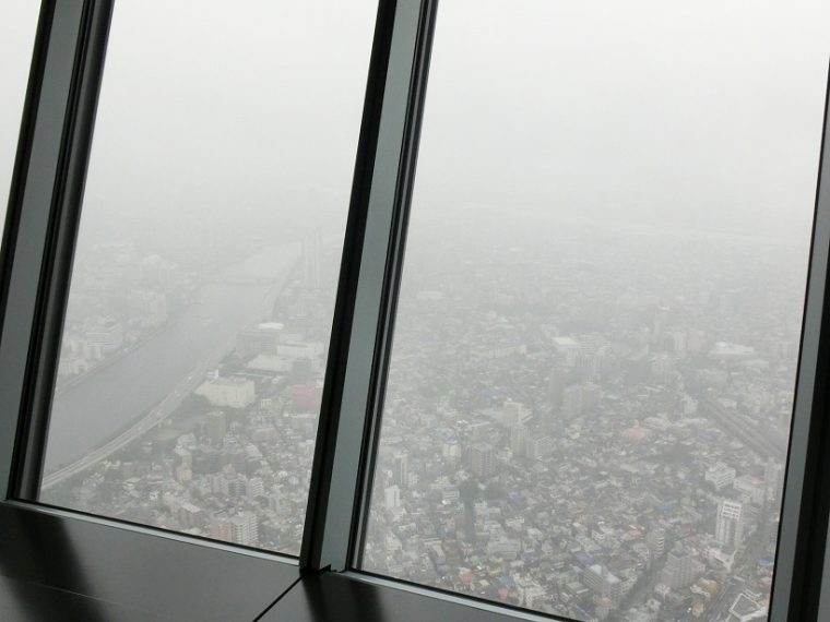 ↑天望フロア350からの眺め。天候はあいにくの雨にて窓の外は煙って見えましたが、風情があります