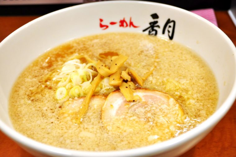 ↑背脂チャッチャ系の有名店「らーめん香月」の醤油らーめん(850円)