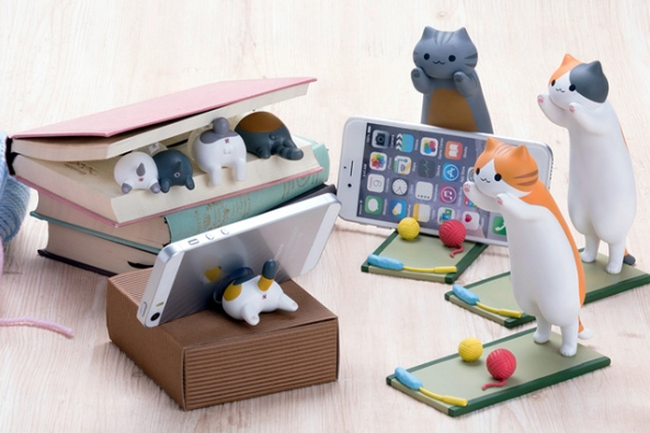 【猫がいっぱい】ねこむらおたこ監修の猫型スマホスタンドが愛くるしすぎる
