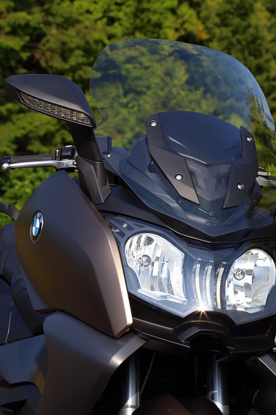 ↑左右シンメトリックなスタイリングとするスプリットフェイスを新型でも継承。G650GTは電動スクリーンを採用する(C650sportsは手動)。ミラーの後方視認性は高いが、日本仕様では横にクルマなどがいることを知らせるSVA(サイド・ヴュー・アシスト)は装備されない