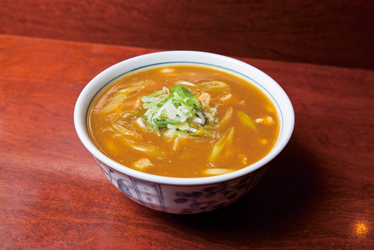 ↑カレー南蛮うどん(590円)。注文が入り次第、カレー南蛮粉をつゆで溶いて作る。手間はかかるが香りは格別だ