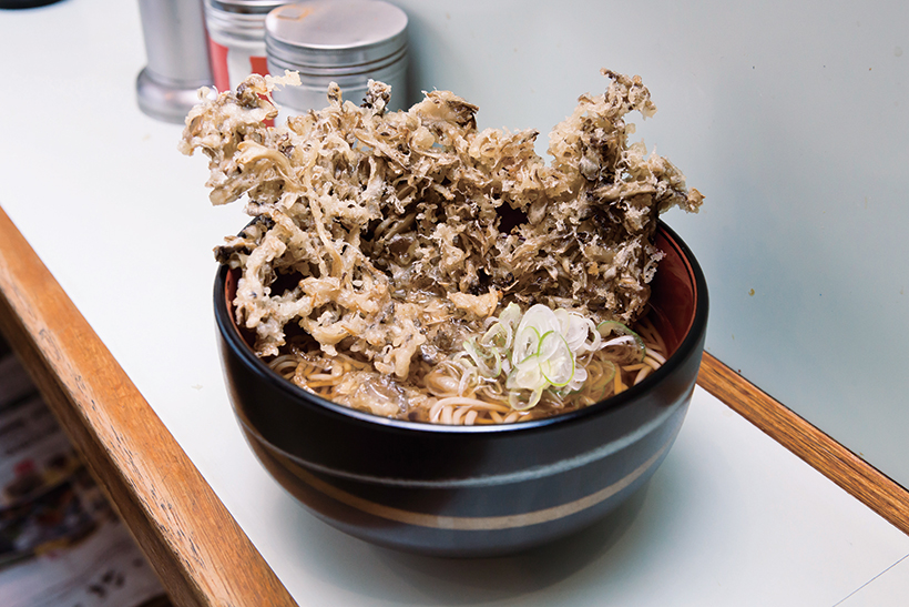 【昼は立ち食いそば】新橋駅前ビル「おくとね」の巨大まいたけ天は味も価格もおトクね！