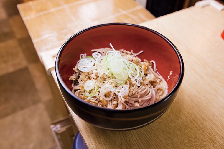 ↑釜玉そば(340円)。卵とつゆ、温かいそばが絶妙に絡み、揚げ玉がコクを加える