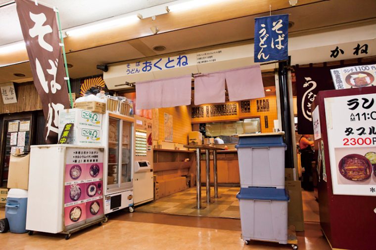↑新橋駅前ビルの地下食堂街の一角に立地。入口にはのれんがかかっているだけなので、客はドアを開ける必要がなく、スムーズに入店できる