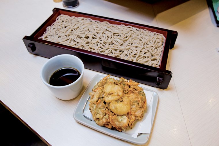 ↑かきあげ天せいろ(550円)。えびに玉ねぎ、にんじん、ごぼうなどが入ったかき揚げは、絶妙の火の通し方で、野菜の甘みを引き出している