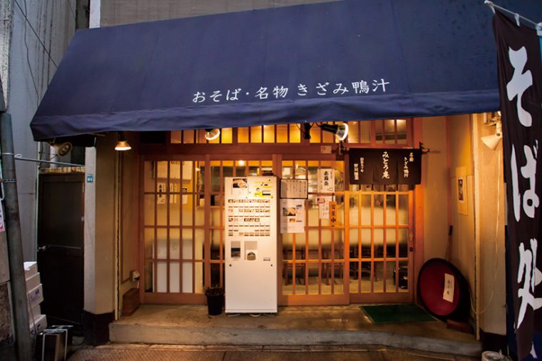 ↑店の外に券売機があって、客はここで食券を買う。特に昼の混雑時は、券売機前で悩まないよう、前もって頼むメニューを決めておくのが得策だ
