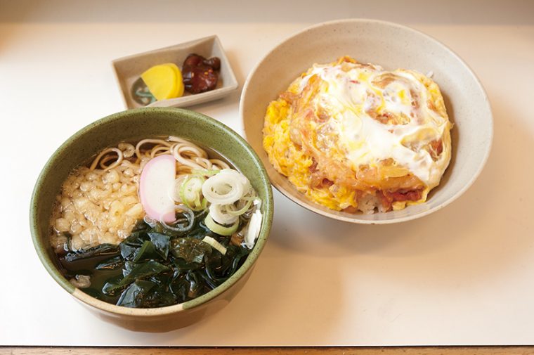 ↑しょうが天丼セット(500円)ごはんの上のしょうが天は、卵でとじてほどよい甘みをプラス。そばはわかめ、揚げ玉、かまぼこ入り。漬物も付いてワンコイン!